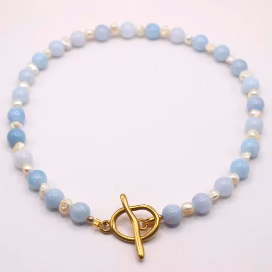 Collana appesa a mano in acciaio al titanio femminile con perline di pietra naturale in stile etnico